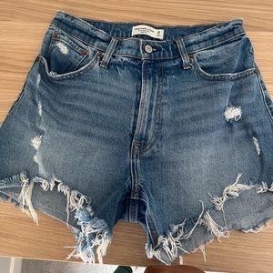 Abercrombie 4 inch Mom Short (curve love)